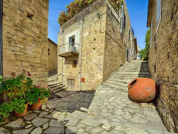 cyprus-larnaca-lefkara-street-scene